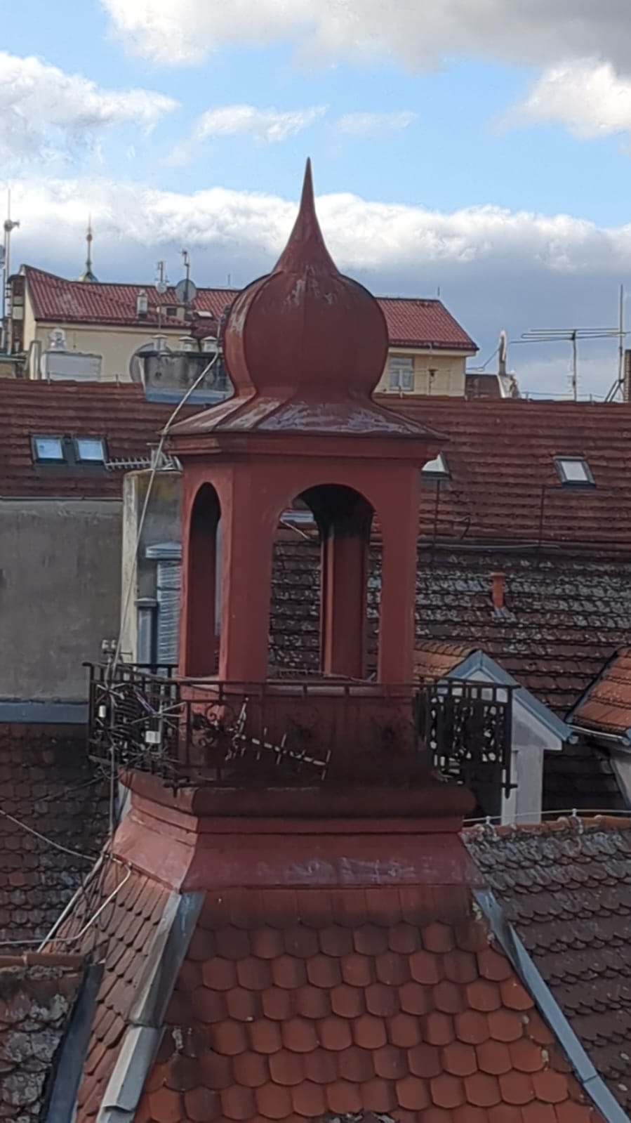 Restaurování historického oplechování střechy v Praze – měděné klempířské prvky